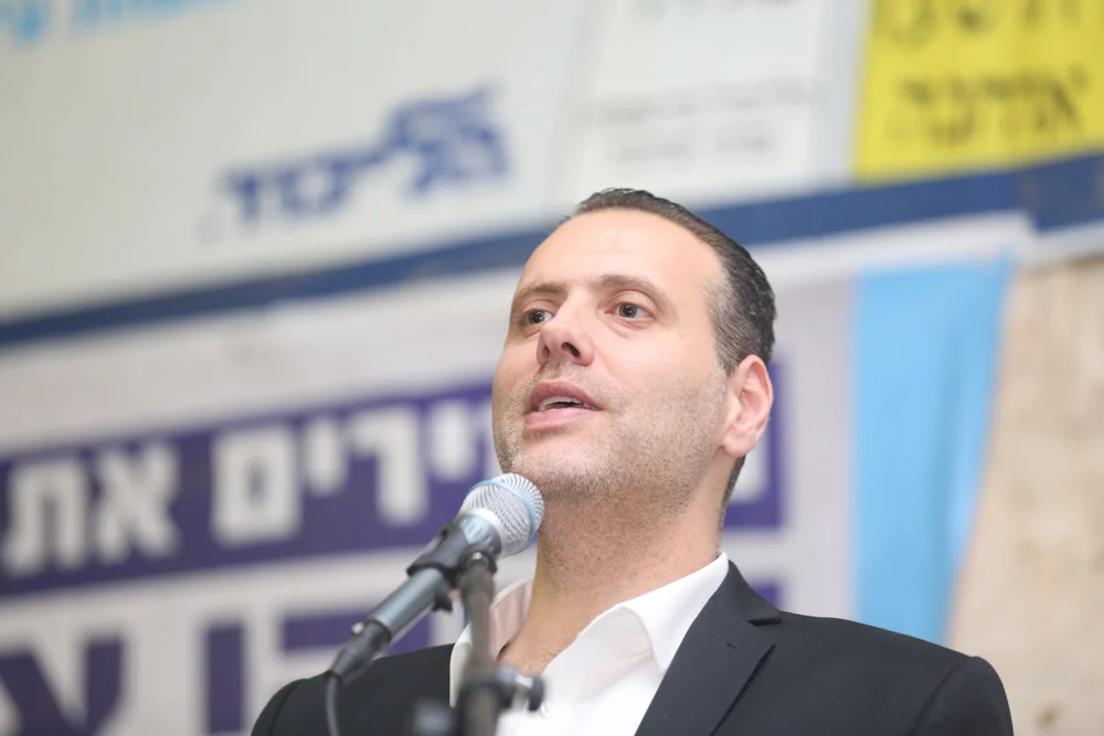 מקומם: השר מיקי זוהר נגד ביטול משחקי הכדורגל בשבת 