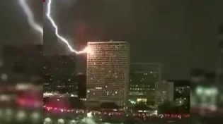 תיעוד מארה"ב: ברק עצום פגע בבניין 