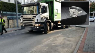 עובדי תברואה בראש העין נדהמו לגלות טבעת יהלומים בתוך הפח 