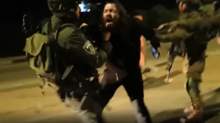 תביעה כנגד שוטר שמשך בפאות ובזקן של תושב בנימין