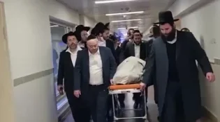 רבבות מתאספים סביב מיטתו של הרב בעדני זצ"ל ביציאתו מבי"ח