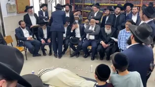 לפני ההלוויה: אמירת תהילים בבית מדרשו של מרן פאר הדור