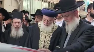 תיעוד מרטיט: גדולי הדור בזעקת שמע ישראל במסע הלווית