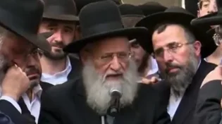 צפו: הרב אלבז לחש לשר דרעי "תיזהר מיריות"
