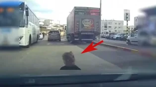 תיעוד מפחיד שנגמר בנס: התינוק רץ לכביש