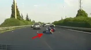 האופנוען התהפך וקם בין רגע על הרגליים - צפו