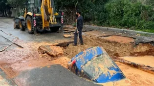 תיעוד מהוד השרון: רכב נפל לתוך בולען&nbsp;