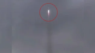 פגיעה ישירה: ברק פוגע בטיל רוסי רגעים ספורים לאחר שיגורו