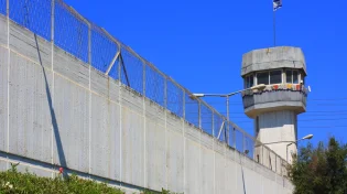 הרב לאסירים בכלא: "הנפש שלכם בחוץ"