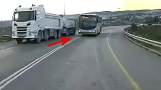 צפו: האוטובוס ביצע עקיפה מסכנת חיים ונעצר