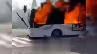 תיעוד בצרפת: אוטובוס דוהר כשהוא עולה בלהבות