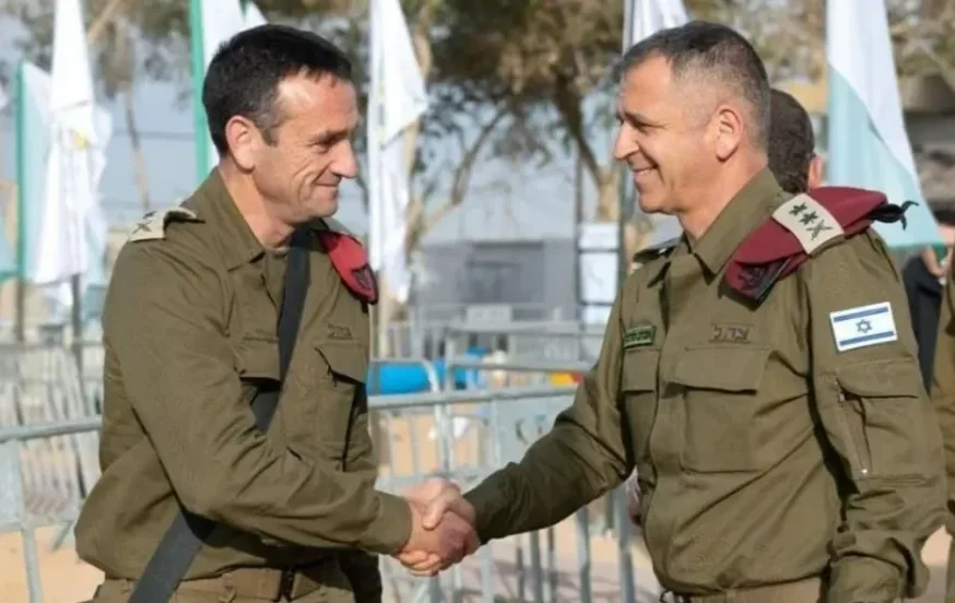 הרמטכ"ל היוצא כוכבי בלחיצת יד לרמטכ"ל החדש (צילום: דובר צה"ל) הרמטכ"ל היוצא כוכבי בלחיצת יד לרמטכ"ל החדש (צילום: דובר צה"ל)