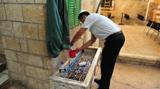 האם מברכים על נטילת ידיים בבוקר?
