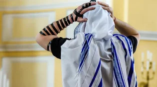 רץ למנחה - ורואה שהתחילו כבר תפילת ערבית: מה יעשה?