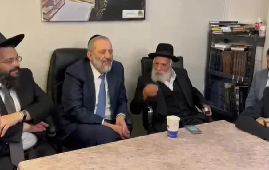 הרבנים בביתו של דרעי היום [צילום יקי אדמקר]