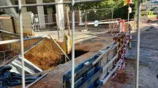 הוד השרון: שלושה בניינים פונו לאחר שבולען נפער באתר בנייה