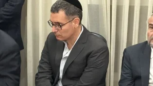 כבוד למעמד: בר סימן טוב נצפה בביתו של דרעי כשהוא חובש כיפה