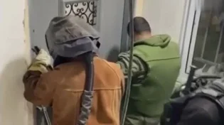 צפו: ביתו של מחבל נאטם על ידי המשטרה