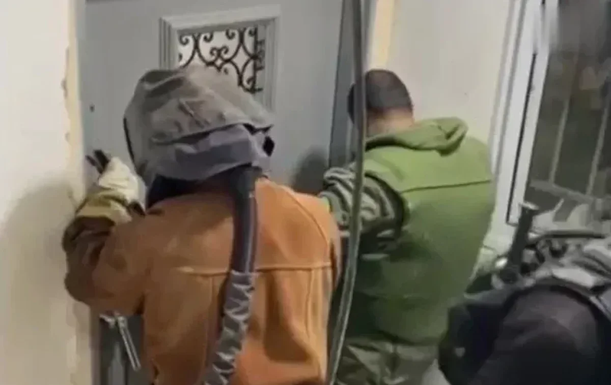 איטום ביתו של המחבל (צילום: דוברות המשטרה) איטום ביתו של המחבל (צילום: דוברות המשטרה)
