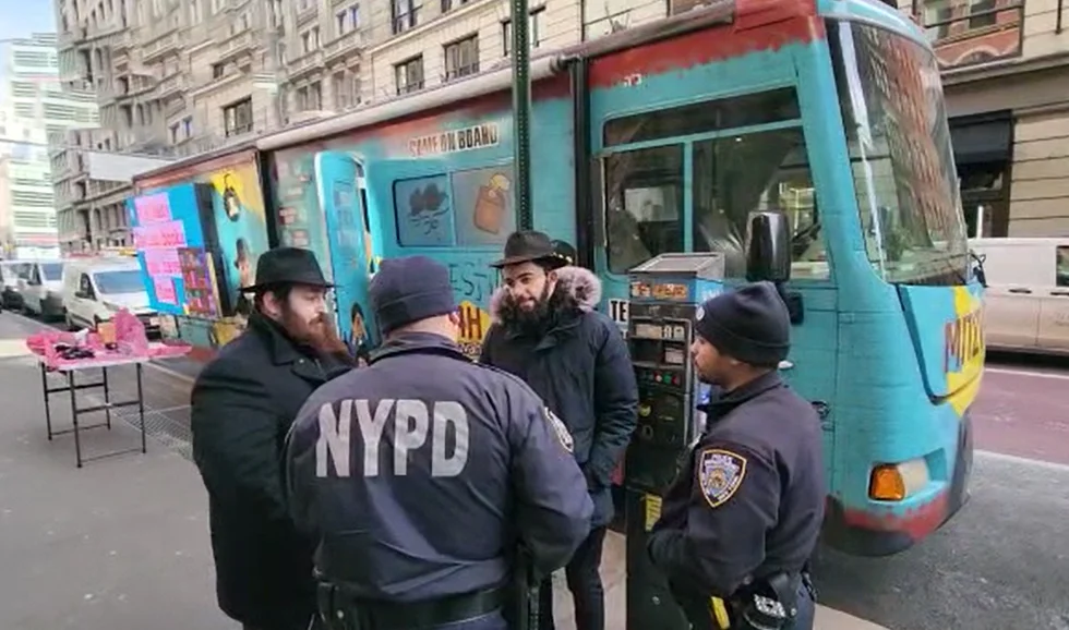 בפעם השנייה: התנכלות אנטישמית לרכב חב"ד במנהטן 