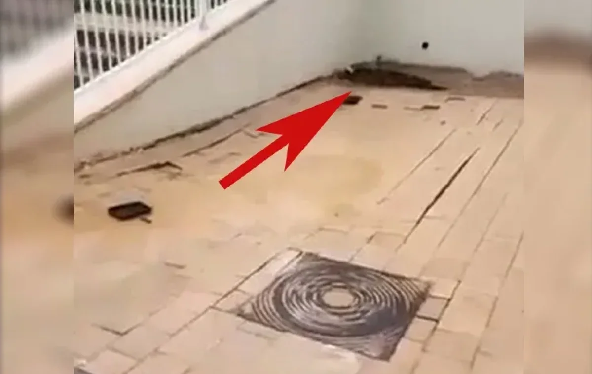 הבולען שנפער בחצר הגן (צילום מסך: בית שמש חדשות) הבולען שנפער בחצר הגן (צילום מסך: בית שמש חדשות)