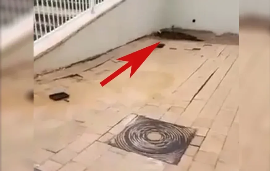 הבולען שנפער בחצר הגן (צילום מסך: בית שמש חדשות) הבולען שנפער בחצר הגן (צילום מסך: בית שמש חדשות)