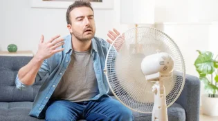 גיל המעבר? אלו הסיבות האפשריות לכך שחם לכם תמיד
