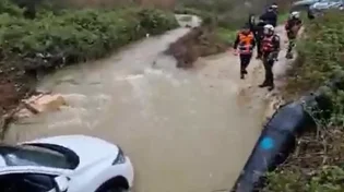 רכב נתקע בנחל שורק - צפו בתיעוד