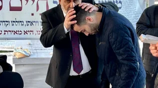 בצל רעידות האדמה: עשרות מתפללים הגיעו לציונו של רבי פלאג'י