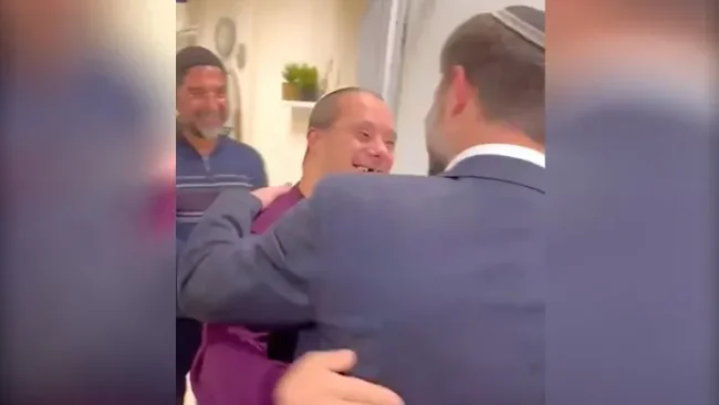 מפגש מרגש בין שר האוצר לעובד הוותיק והמיוחד - צפו