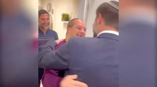 מפגש מרגש בין שר האוצר לעובד הוותיק &nbsp;והמיוחד - צפו 