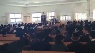 מצמרר: חבריהם של הנרצחים בשירה שכולה אמונה
