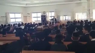 מצמרר: חבריהם של הנרצחים בשירה שכולה אמונה
