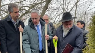 שר החוץ אלי כהן ורבה של קייב נטעו עץ באתר ההנצחה בבאבי יאר