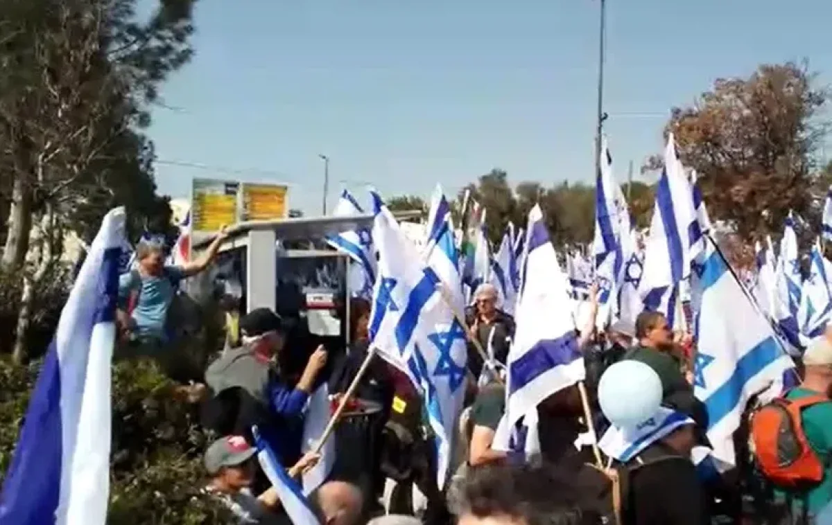 הפגנת השמאל בירושלים (צילום: השימוש בסרטון נעשה על פי סעיף 27א בכפוף לחוק זכות היוצרים. בעל זכות היוצרים זכאי לבקש את הסרת הסרטון מ- contact@tv2000.co.il) הפגנת השמאל בירושלים (צילום: השימוש בסרטון נעשה על פי סעיף 27א בכפוף לחוק זכות היוצרים. בעל זכות היוצרים זכאי לבקש את הסרת הסרטון מ- contact@tv2000.co.il)