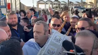 הרפורמים וח"כ קריב עושים זאת שוב: חילול ספר תורה ברחבת הכותל