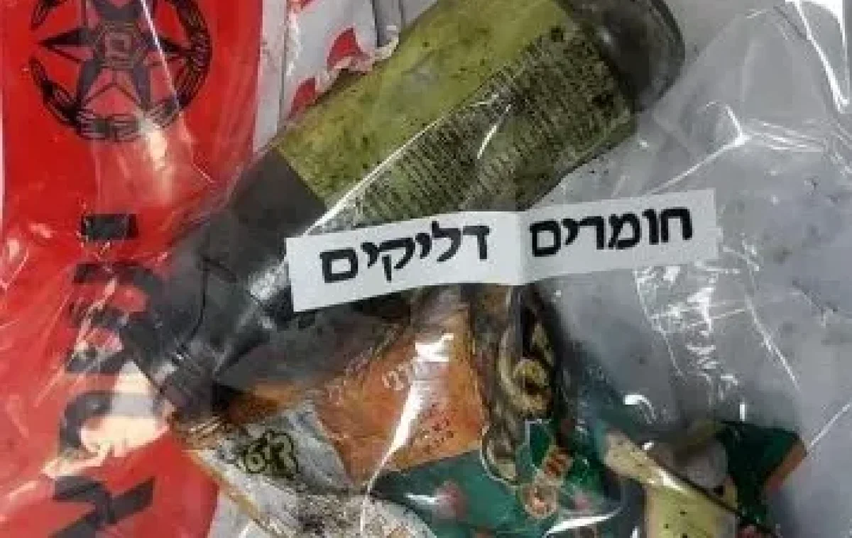 הבקת"בים שנתפסו ברכבם של החשודים (צילום: דוברות המשטרה) הבקת"בים שנתפסו ברכבם של החשודים (צילום: דוברות המשטרה)