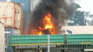 שריפה פרצה באזור התעשייה בחיפה - צפו
