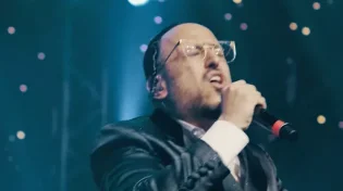 גדול הזמר היהודי נפל מהבמה וכך הגיב