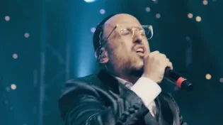 גדול הזמר היהודי נפל מהבמה וכך הגיב