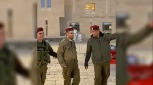 תיעוד מרגש: החייל שנפצע בפיגוע התקבל בטקס בכותל המערבי