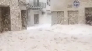 סופת קצף בעיר טוסה דה מאר, קטלוניה