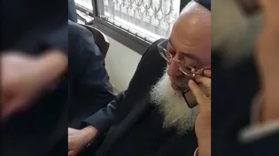 תיעוד מרגש: הרב עמאר בשיחה עם אב הקצין שניצל בנס