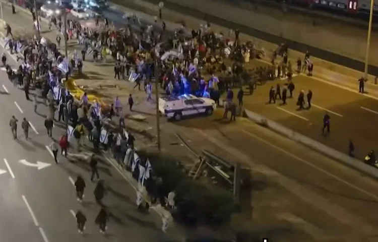 מפגיני השמאל מעלים הילוך: צפויים 2 ימי שיבוש נוספים השבוע מפגיני השמאל מעלים הילוך: צפויים 2 ימי שיבוש נוספים השבוע