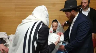  "בדמיך חיי": אביהם של הילדים הי"ד שימש כסנדק בברית מרגשת