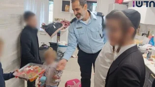 יום המעשים הטובים: האב נפטר והשוטרים הגיעו לשמח את המשפחה