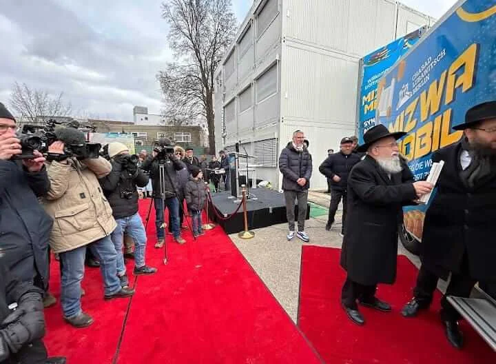 "בדרך להפוך את העולם לטוב יותר": ביהכ"נ הנייד הראשון בגרמניה "בדרך להפוך את העולם לטוב יותר": ביהכ"נ הנייד הראשון בגרמניה