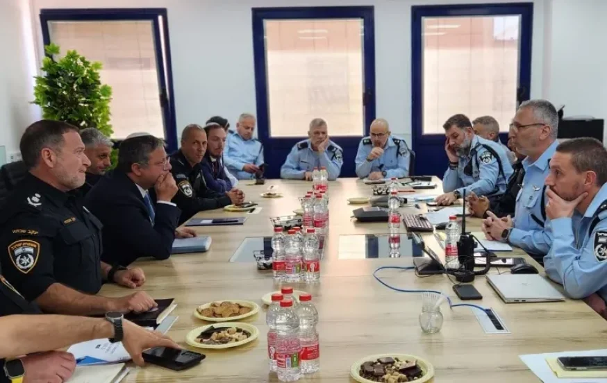 בן גביר עם חפ"ק המשטרה (צילום: דוברות המשטרה)