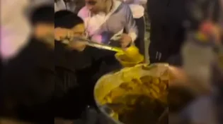 תושבי בני ברק ממתינים למפגינים עם צ'ולנט
