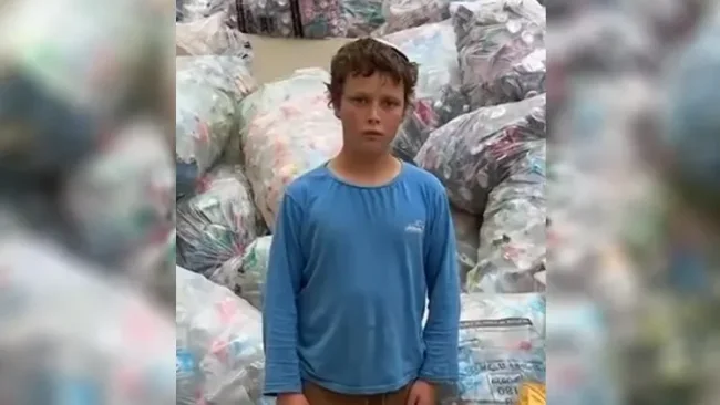 הכירו: הילד שאוסף בקבוקים בשביל ספר תורה